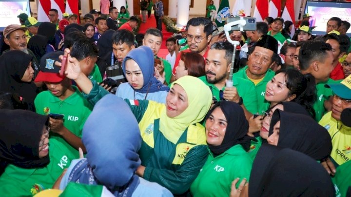 Gubernur Khofifah saat melepas kontingen KORMI Jatim/ ist