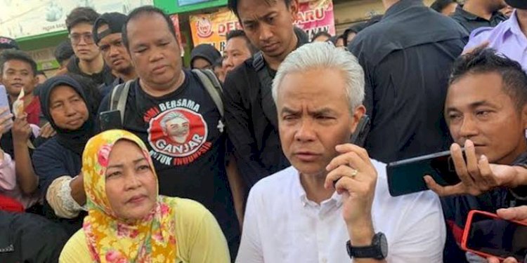 Ganjar Pranowo saat menelepon Pj Gubernur DKI, Heru Budi Hartono, beberapa waktu lalu saat blusukan di Jakarta/Net