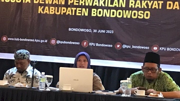 Foto : Komisioner KPU Bondowoso saat rapat evaluasi penyusunan Dapil/RMOLJatim