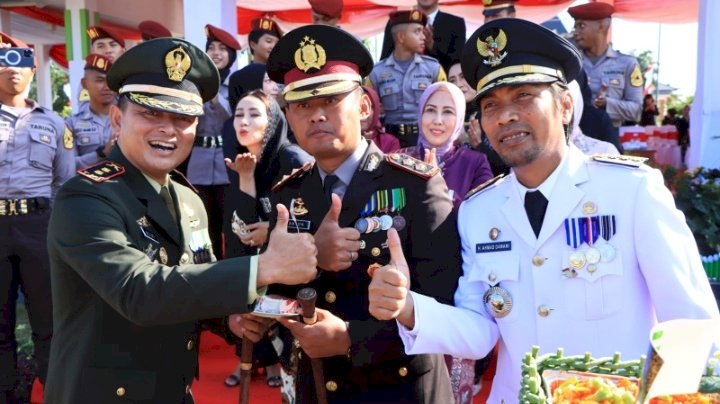 Keterangan foto : Bupati Madiun H Ahmad Dawami memberikan salam komando usai memberikan tumpeng kepada Kapolres Madiun AKBP Anton Prasetyo/ist.