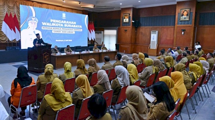 Teks foto: Wali Kota Eri memberikan arahan pada Camat dan Lurah/RMOLJatim