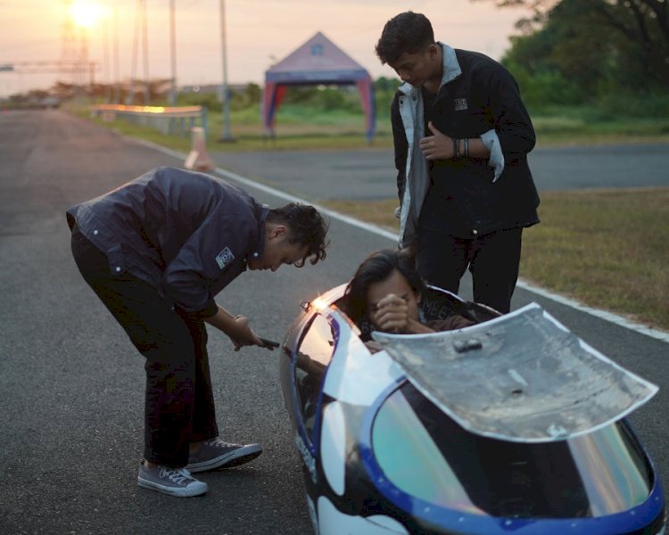 Anggota Tim Antasena ITS Surabaya melakukan pengecekan saat uji coba mobil Antasena Alpha sebelum berlaga di Sirkuit Internasional Pertamina Mandalika, Lombok, NTB/Ist