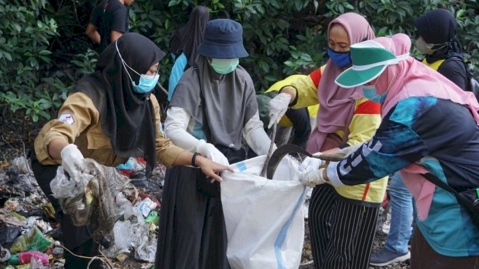 Caption  : PT PE Dan POMI saat lakukan pembersihan sampah 0lastik di Pantai.