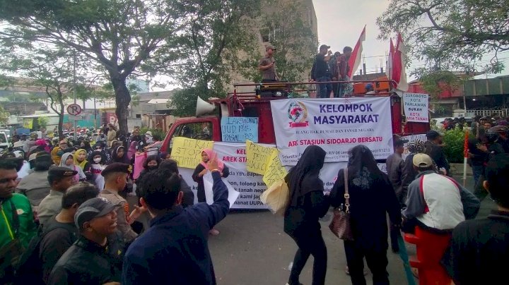 Demo di depan Kantor Daop 8 Surabaya 