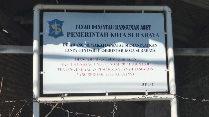 Teks foto: Plang menandakan aset milik Pemkot Surabaya/ist