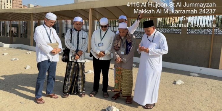 Didampingi Gus Najih, Anies Baswedan menziarahi makam Mbah Moen/Ist