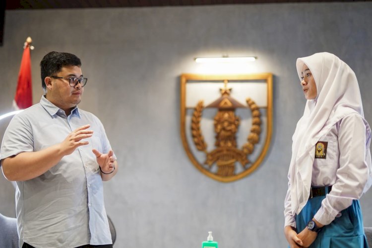 Bupati Kediri Hanindhito Himawan Pramana saat menerima Kirei Na Hana Ramadhani, siswi SMA Negeri 2 Pare terpilih menjadi calon anggota Paskibraka/Ist