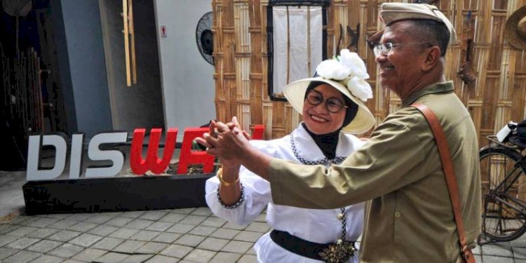 Dahlan Iskan bersama istri di ulang tahun Harian Disway/Ist