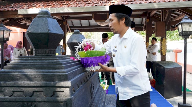 Bupati Madiun saat ziarah ke makam Bupati pendahulu/ist.