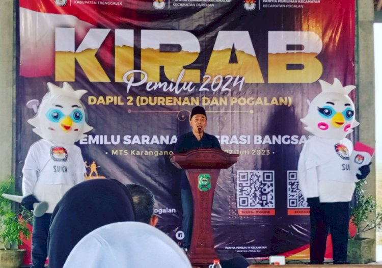 Komisioner KPU Trenggalek, Nurani, saat sambutan Kirab Pemilu 2024 untuk Dapil 2/Ist