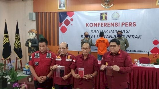 Teks foto: Jumpa Pers penangkapan warga negara Malaysia/RMOLJatim