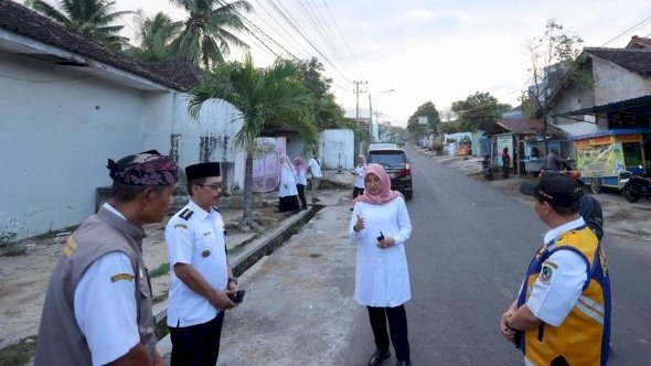 Caption: Bupati Ipuk Fiestiandani meninjau pemeliharaan dan pembangunan  Jalan MH Thamrin Banyuwangi/Humas Pemkab Bwi