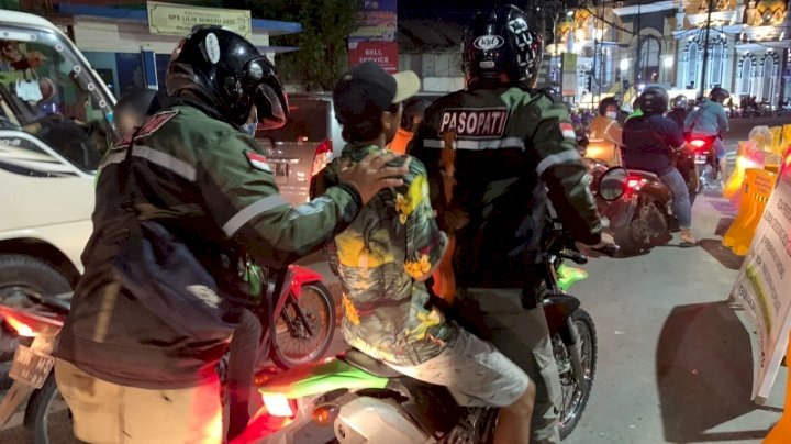 Teks foto: Satpol PP Surabaya menertibkan pengemis/ist