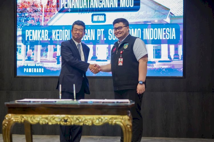 Bupati Kediri Hanindhito Himawan Pramana dan Presiden Direktur PT Sumitomo Indonesia, Hiroshi Karashima/Ist