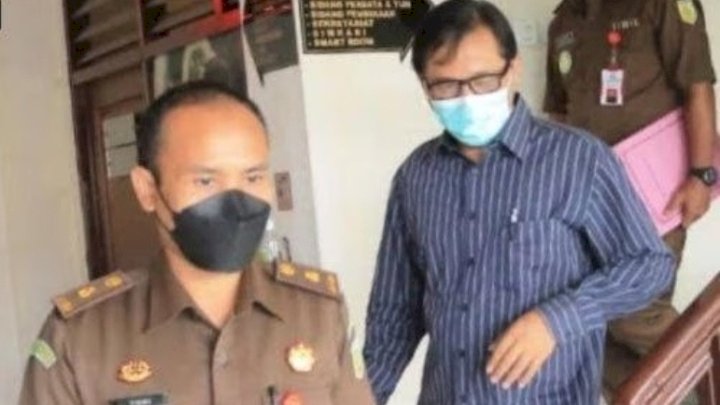 Sandi Kurnaryanto, direktur teknik (distek) Perusahaan Umum Daerah Air Minum (Perumdam) Lawu Tirta, Kabupaten Magetan, saat di gelandang personil Kejaksaan ke Lembaga Pemasyarakatan (Lapas) klas 1 Kota Madiun. RMol.Jatim