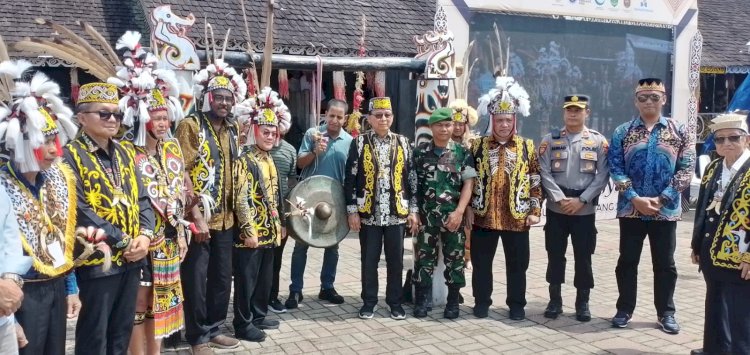 Perwakilan Kemenpora RI dan beberapa perwakilan Pemerintah Daerah Samarinda, Kalimantan Timur saat mengunjungi Desa Wisata Dayak/Ist