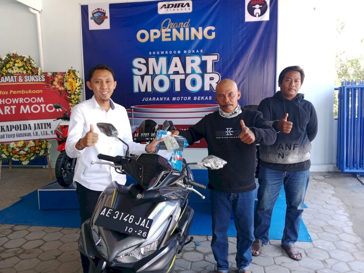 Direktur II Smart Motor Eko Hari Setiawan (putih) saat menyerahkan BPKB kepada Marman usai pembelian motor bekas/RMOLJatim