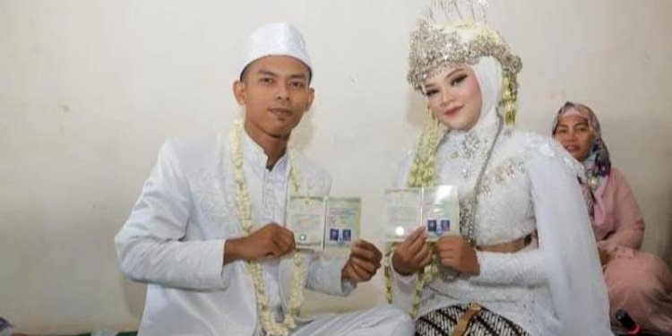 Fahmi Husaeni dan Anggi Anggraeni menunjukkan surat nikah usai ijab kabul/Net