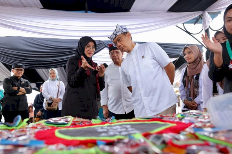 Menkes Budi Gunadi meninjau berbagai inovasi layanan kesehatan didampingi Bupati Banyuwangi Ipuk Fiestiandani/Humas Pemkab Bwi