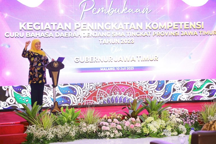 Gubernur Khofifah Indar Parawansa saat membuka Kegiatan Peningkatan Kompetensi Guru Bahasa Daerah Jenjang SMA Tingkat Provinsi Jatim, di Kota Malang/IST