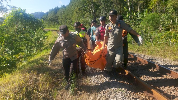 Polisi bersama Satpol PP dan Polsuska saat mengevaluasi Mr.x dari TKP/ist
