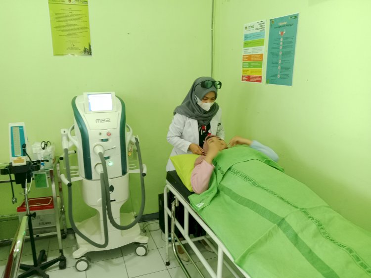 dr Galuh Dyah Puspitasari saat menangani pasien/RMOLJatim