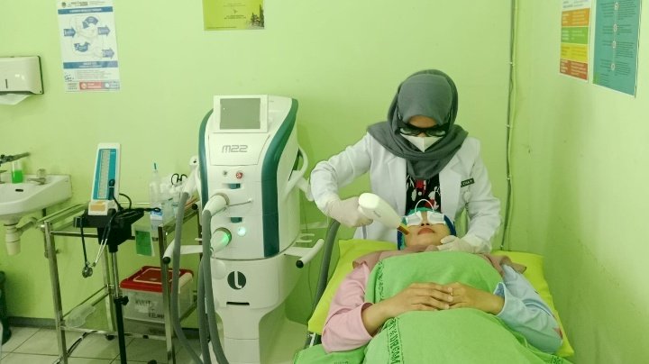 Keterangan foto : dr Galuh Dyah Puspitasari saat menangani pasien /RMOLJatim