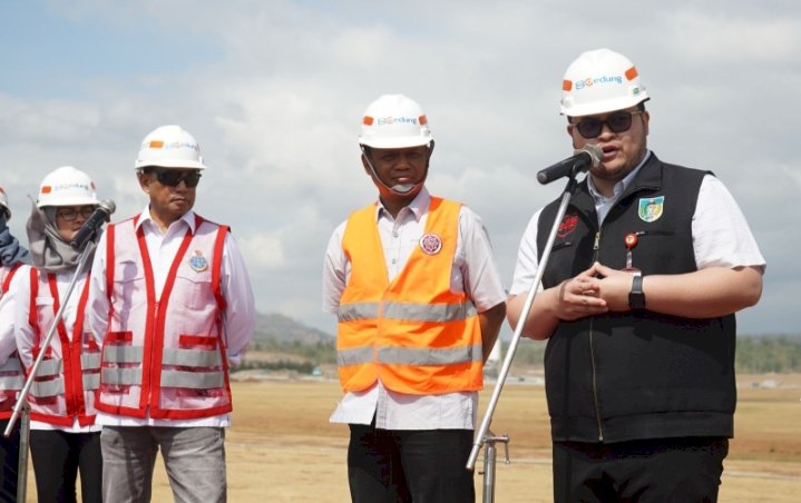 Bupati Kediri Hanindhito Himawan Pramana dan Menteri Perhubungan Budi Karya Sumadi meninjau Bandara Dhoho Kediri/Ist