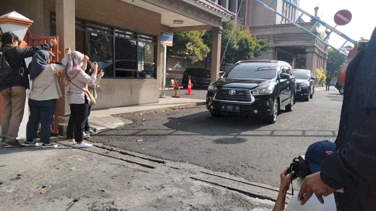 Mobil KPK sebelum meninggalkan gedung PTPN XI/RMOLJatim