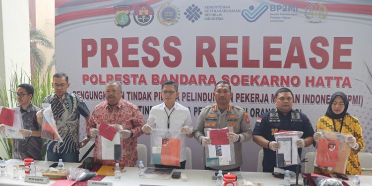 Kapolres Bandara Soetta, Kombes Roberto Pasaribu, saat konferensi pers pengungkapan jaringan TPPO di Mapolres Bandara Soetta/Ist