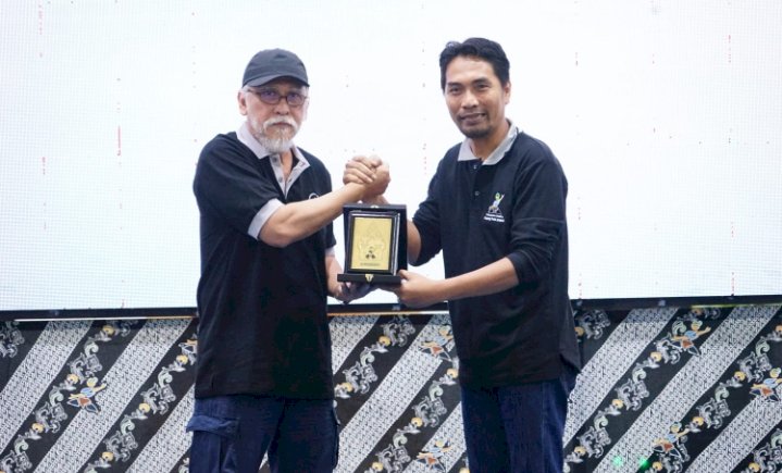 Iwan Fals saat menerima cinderamata dari Bupati Madiun H Ahmad Dawami/ist