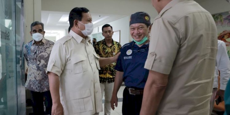 Menteri Pertahanan Prabowo Subianto menjenguk budayawan Emha Ainun Nadjib/Ist