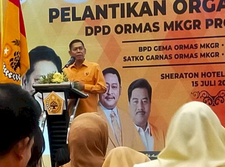 Ketua Umum DPP Ormas Musyawarah Kekeluargaa Gotong Royong (MKGR) Dr. Adies Kadir saat pelantikan MKGR Jatim di Surabaya/ist