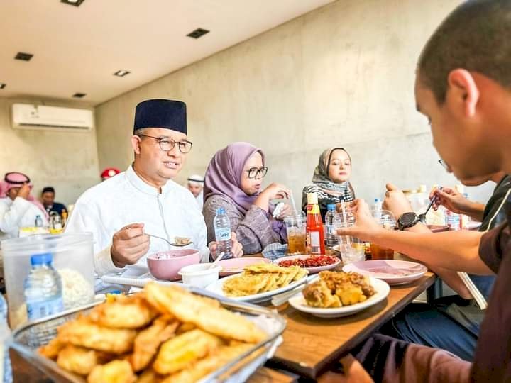 Anies Baswedan dan istrinya Ferry Farhati menikmati kuliner khas Indonesia di Medina Asian Restaurant, Jabal Uhud Madinah/Ist