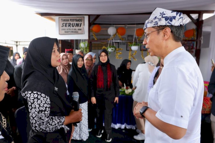 Menteri Kesehatan Budi Gunadi Sadikin saat berbincang dengan kader kesehatan di Banyuwangi/Ist