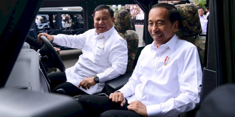 Prabowo Subianto bersama Joko Widodo saat mencoba kendaraan taktis Maung/Net