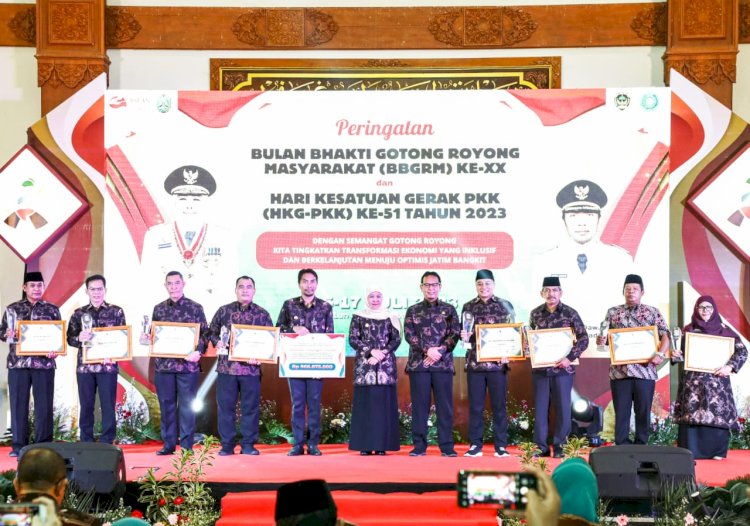 Gubernur Jawa Timur Khofifah Indar Parawansa membuka  Puncak Peringatan Bulan Bakti Gotong Royong Masyarakat (BBGRM) XX & Hari Kesatuan Gerak (HKG) PKK Ke 51 Tahun 2023 di Pendopo Ronggo Jumeno Caruban, Kabupaten Madiun, Minggu (16/7). Foto: ist