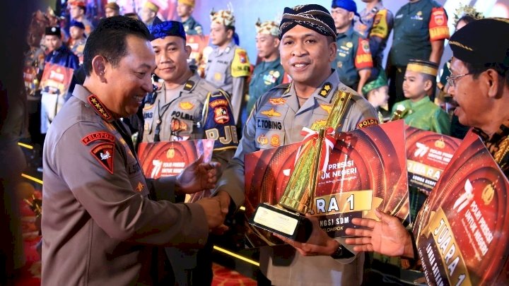 Kapolri Jenderal Listyo Sigit  memberikan penghargaan untuk Polda Jatim 