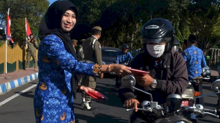 Foto : Kegiatan bagi-bagi bendera merah putih di Bondowoso/ist