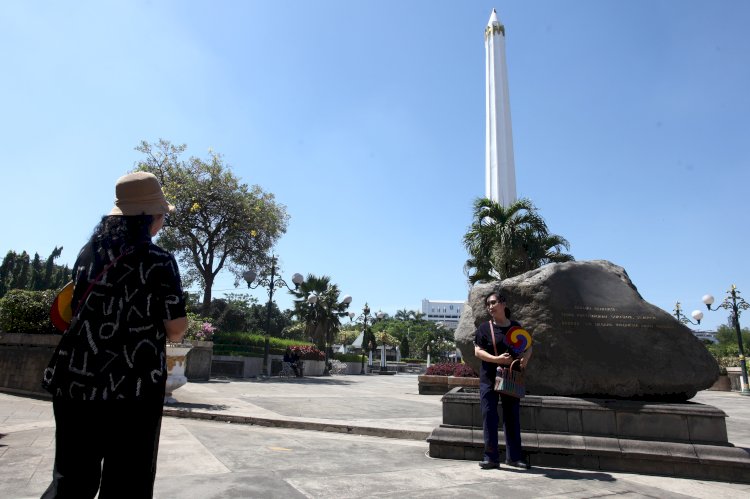 Peserta Surabaya Cross Culture mengunjungi Tugu Pahlawan/ist