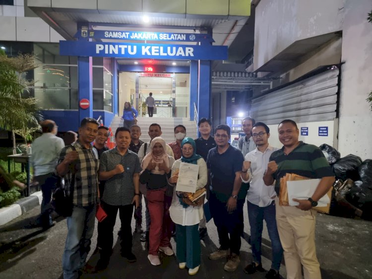 Para korban penipuan saat melaporkan ke Polda Metro Jaya. Nampak Neneng Nuraeni (tengah) bersama korban lain/ist