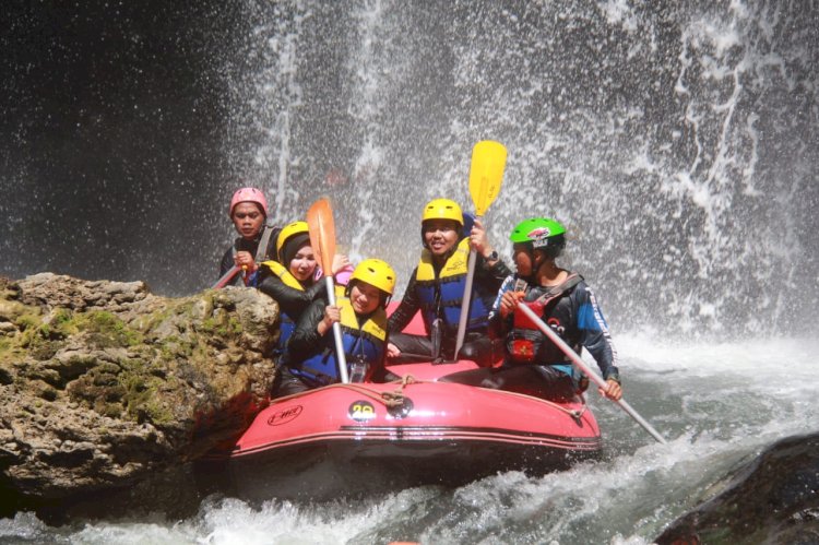 Ketua DPD Gerindra Jawa Timur Anwar Sadad saat menjajal arung jeram di sungai pekalen/ist