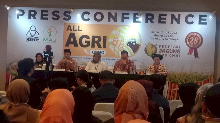 Foto ffs: (kanan) Chief Executive Officer (CEO) Krista Exhibitions, Daud D Salim saat menghadiri Konferensi Pers All Agri Expo dan Festival Jagung Nasional 2023 di Grand City Surabaa