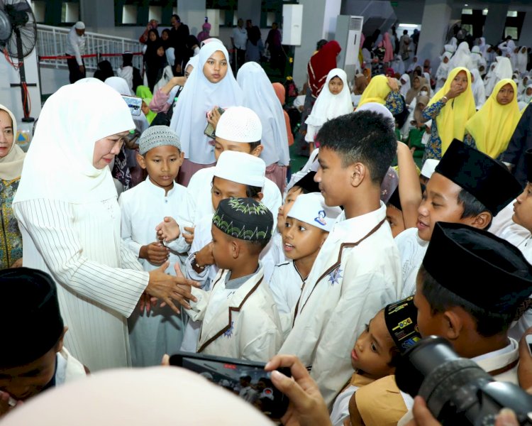 Gubernur Jawa Timur Khofifah Indar Parawansa saat membagikan santunan kepada anak yatim/Ist