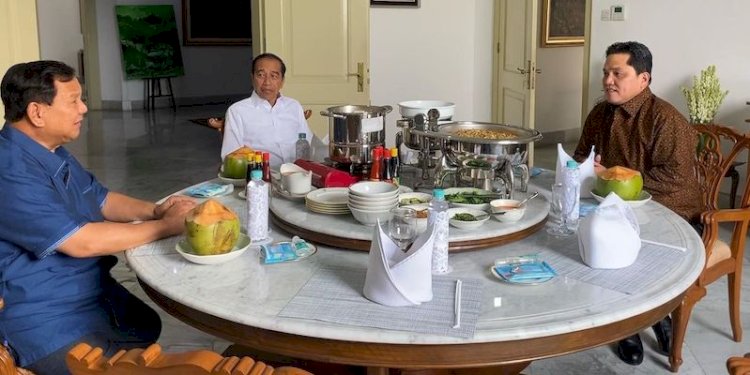 Foto kebersamaan Presiden Jokowi dan Prabowo Subianto serta Erick Thohir, di Istana Bogor/Ist