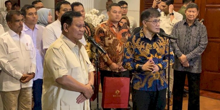 Politikus PDI Perjuangan Budiman Sudjatmiko dan Ketua Umum Partai Gerindra Prabowo Subianto usai menggelar pertemuan di Rumah Kertanegara 4, Kebayoran Baru, Jakarta Selatan, Selasa malam (18/7)/RMOL