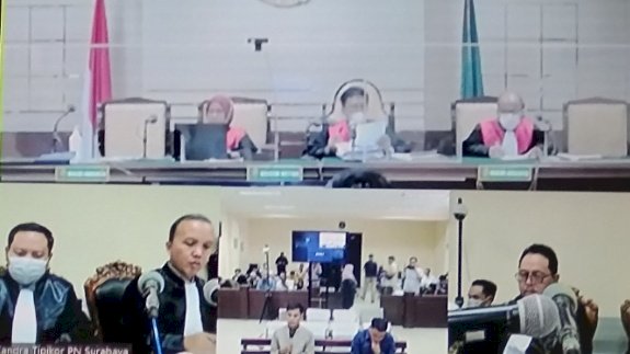 Teks foto: Dua orang menjadi saksi di Pengadilan Tipikor Surabaya/RMOLJatim