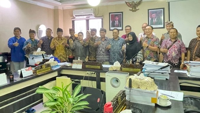 Teks foto: Pansus Raperda Retribusi Daerah dan Pajak Daerah/RMOLJatim
