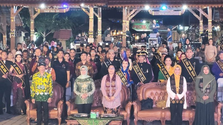 Bupati Blitar Rini Syarifah pada pembukaan grand final Gus dan Jeng tahun 2023/Ist