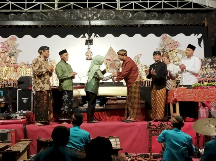 Bupati Blitar Rini Syarifah saat menghadiri pagelaran wayang kulit semalam suntuk di Desa Kuningan, Kecamatan Kanogoro/Ist